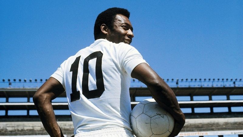 Pelé giữ kỷ lục thế giới với 92 cú hat-trick, là biểu tượng của một sát thủ toàn năng.